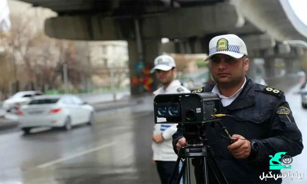 تصویر پلیس راهنمایی و رانندگی با دوربین ثبت کننده